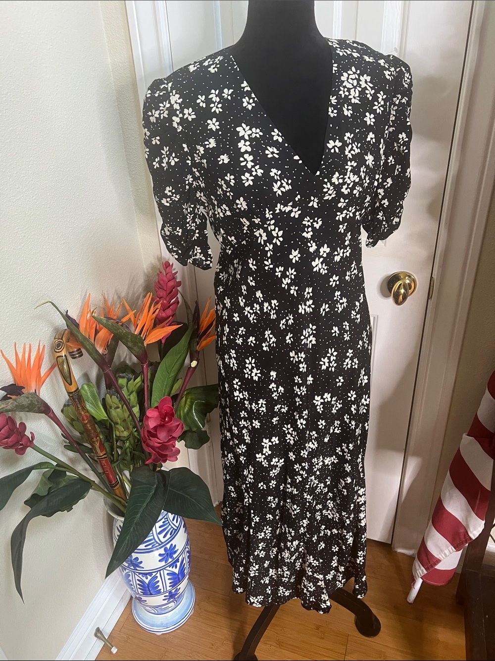 Rails Zariah Black White Floral Midi Dress Puff Sleeve V-Neck Rayon Size Large - Picture 3 of 7